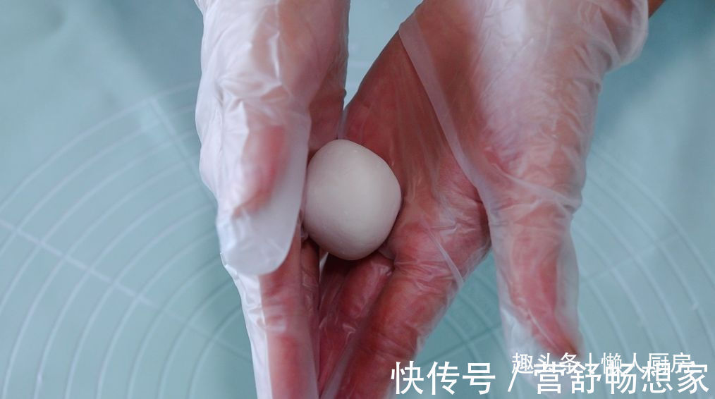 爆浆|年糕不用买，撒点糯米粉，加点热水自己做，咬一口，还会爆浆