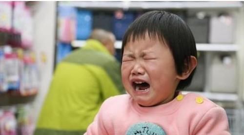 站立|逛超市时，2岁女儿突然站立不动，下一秒举动让众人笑翻