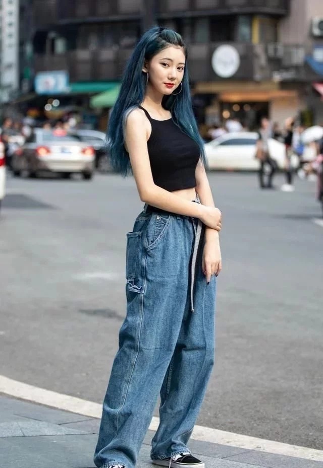 小姐姐|一头彩色长发的少女,黑色吊带+阔腿牛仔裤,时尚又火辣