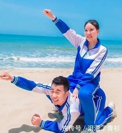 情侣在海边拍校服婚纱照,网友说太难看,修完照片之后,很惊艳