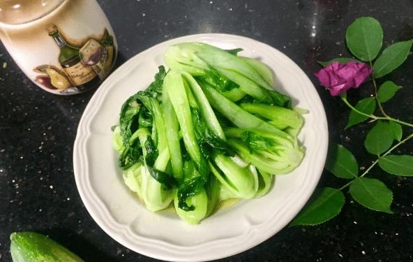  炒绿叶菜，总是发黄还出水？大厨教你3招，翠绿又脆嫩，还不出水