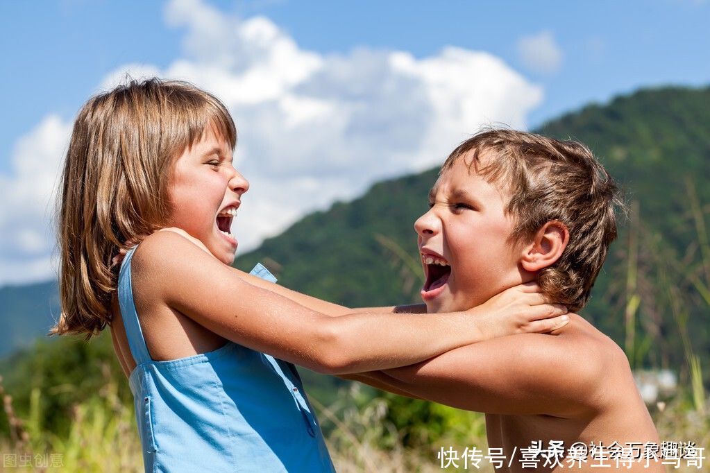 两个人|孩子面对父母和外人，表现就像两个人，这是为什么？