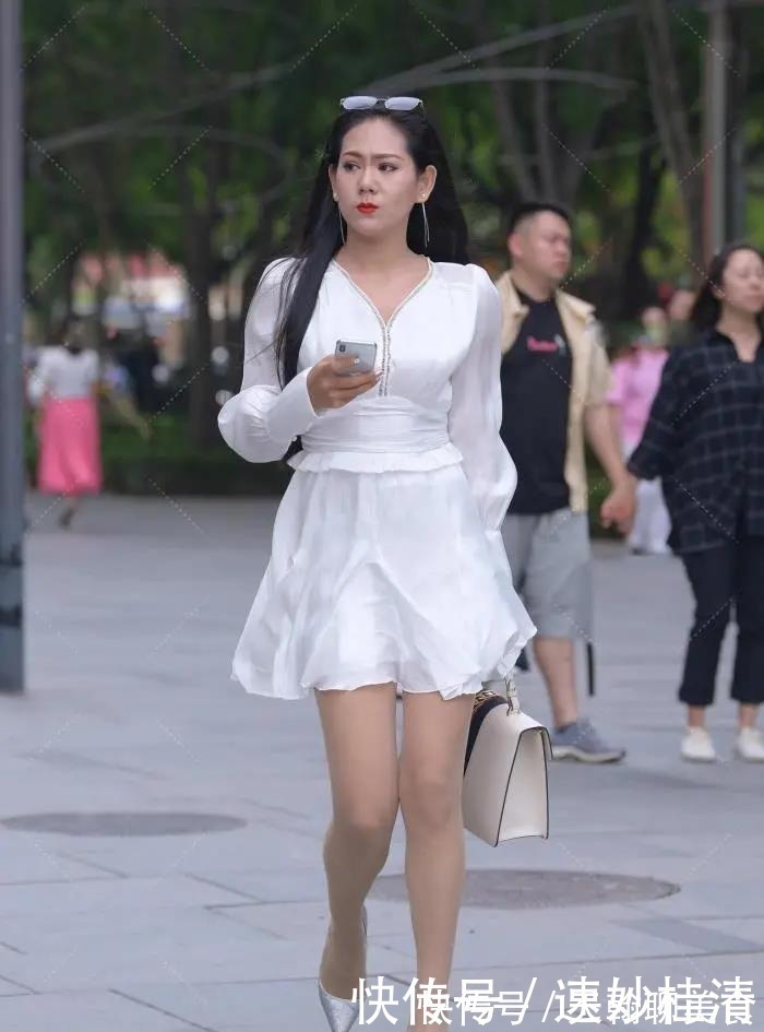 飘逸|成熟女性独具风韵,再搭配飘逸的纯白连衣裙,更添优雅精致