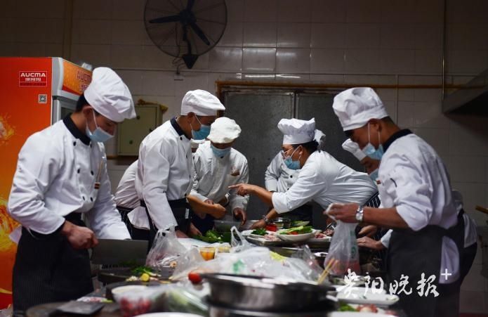 争霸赛|贵州列车厨师上演“厨王争霸赛”