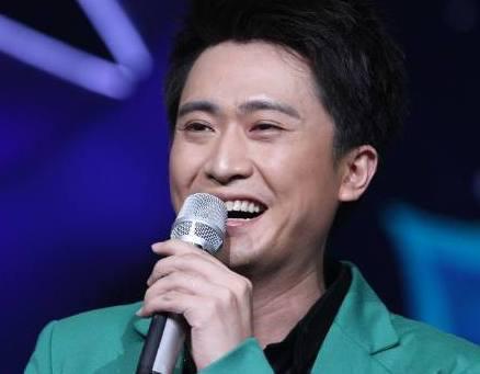 他假扮服务员,获星光大道冠军后,捞金千万去夜店寻欢,惨遭封杀