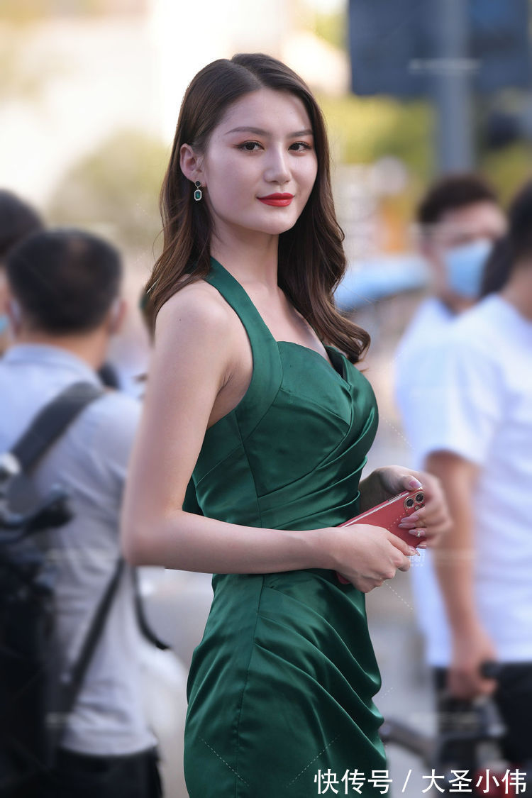 打底裤|美女街拍:白色体恤搭配粉色打底裤,出街这样搭,既干练利落,又休闲时髦