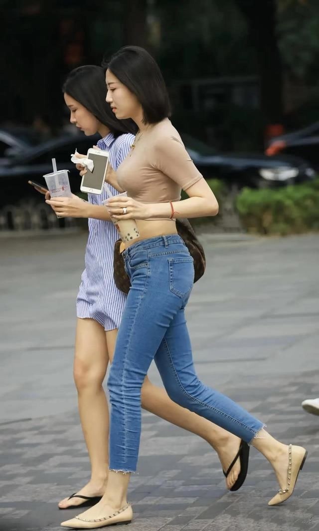美的 年轻女生就是会穿,露脐衫配牛仔裤,轻松穿出小蛮腰,靓丽又清爽
