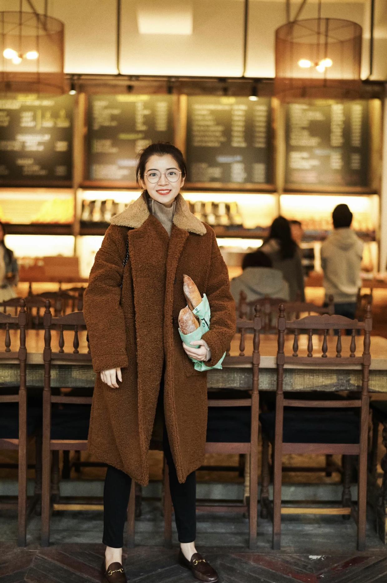 泰迪熊外套|今冬流行的“泰迪熊外套”长这样,和牛仔裤搭配可高级了,超好看