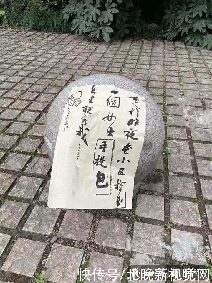  写字|男子用脚在积灰上写字走红，网友：用脚写的比我手写的都好看