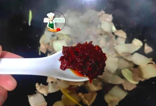 入冬后,最馋这道菜,比回锅肉还香,每回炒一盘,一锅米饭不够吃