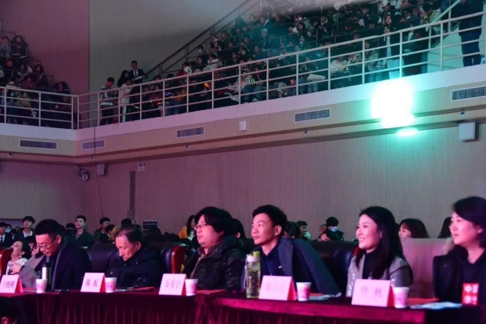 冬天的第二场雪和今晚的校园歌手大赛更配噢~