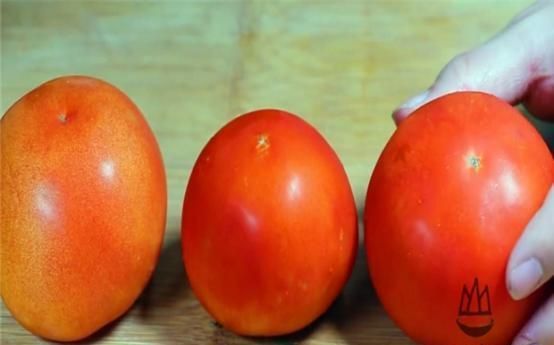 才知道，西红柿身上有个“小机关”，打不打激素，一眼就可以看出