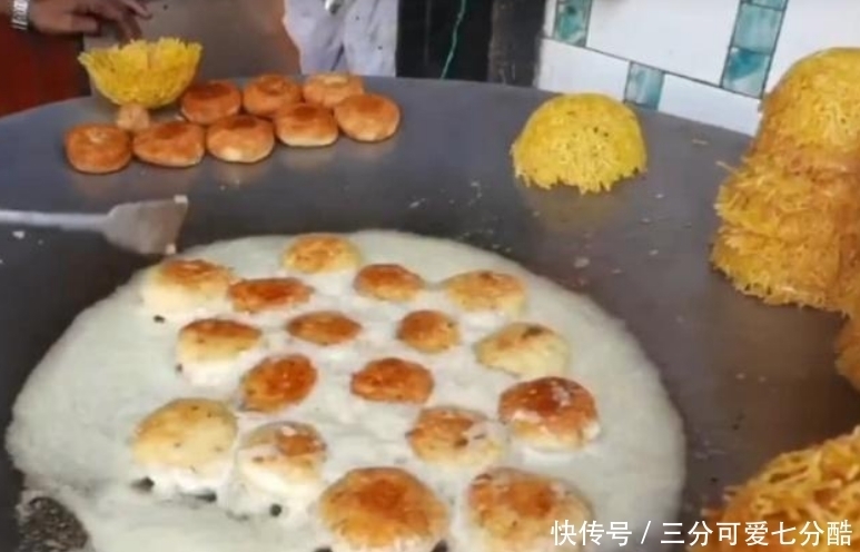 小吃|大妈街头巧卖“黄金碗”,10元一个,顾客:这碗真好吃