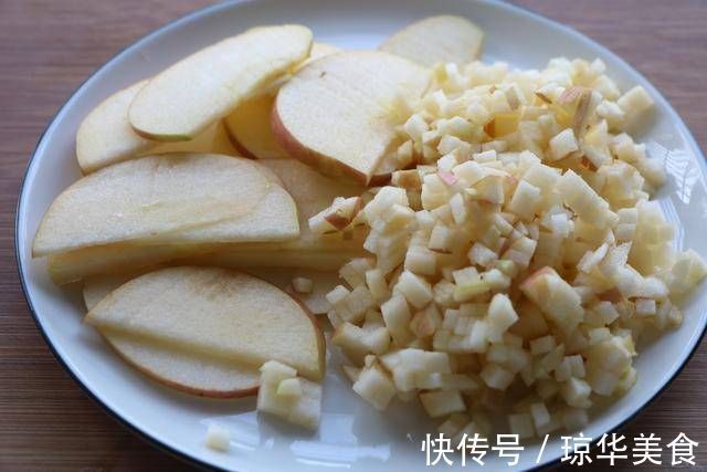 芝士|剩馒头新吃法，加4个鸡蛋搅一搅，出锅比披萨还好吃！做法还简单