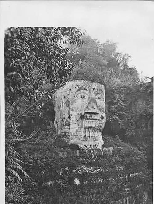 老年|乐山大佛颜值进化之路：摘掉美瞳和假发，从流浪汉变白净佛祖