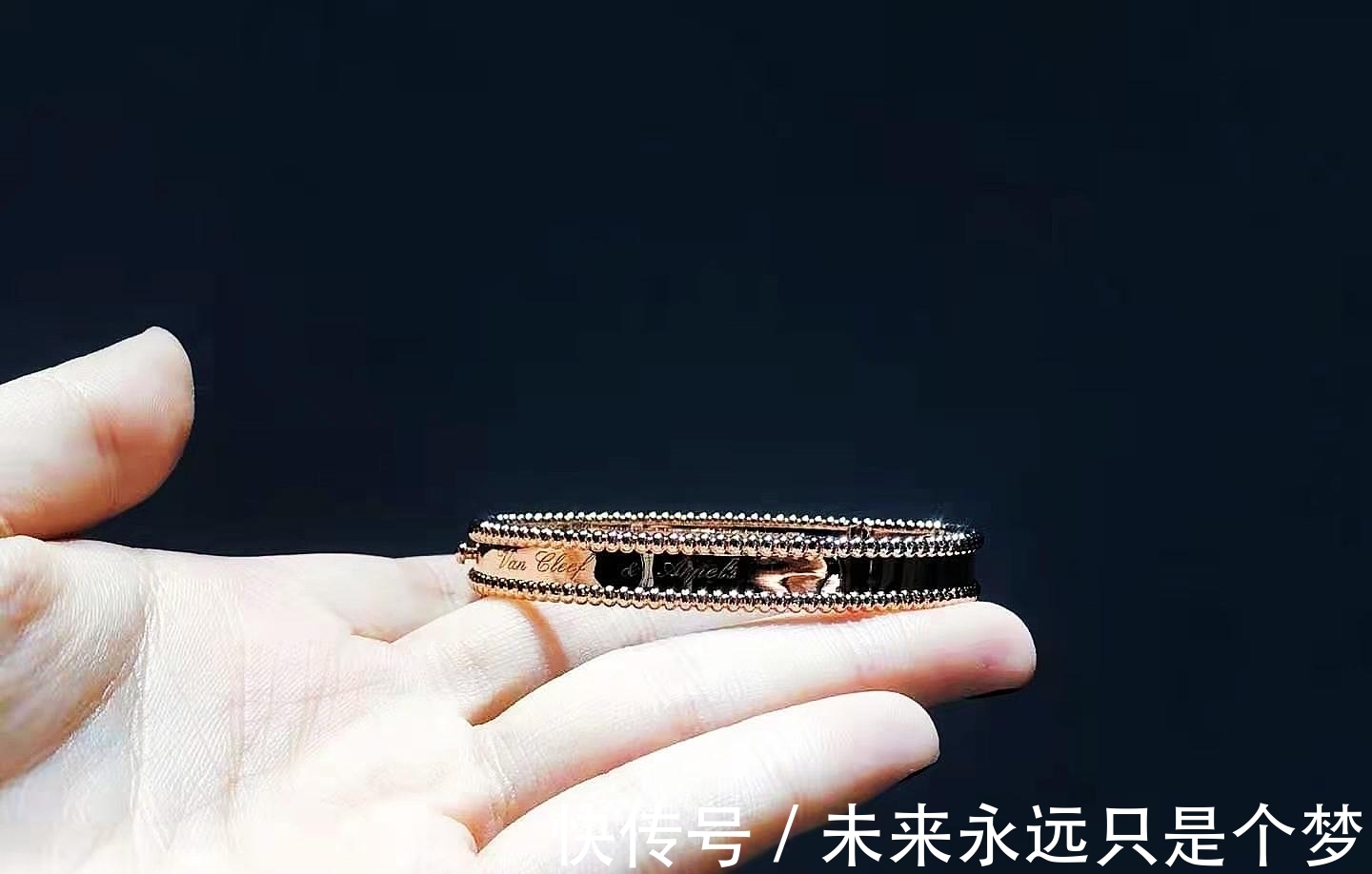 手链|戒指与手链巧妙搭配,叠戴与复古的珠宝工艺,让你体会不平凡