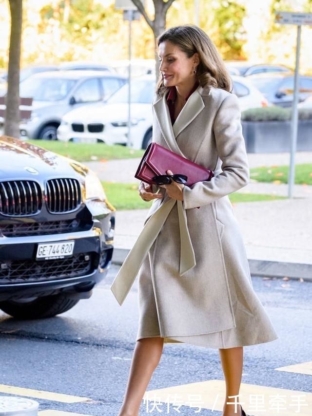 色大衣|被西班牙王后美到了,一袭格纹裙搭配大衣气场开挂,优雅又高级