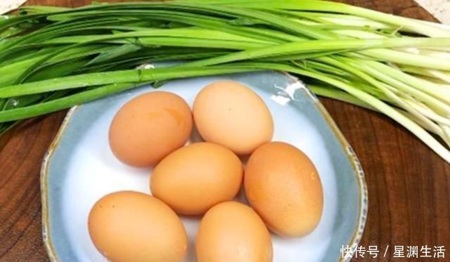 韭菜|韭菜炒鸡蛋,先炒韭菜还是先炒蛋?行家都这么炒,鲜嫩翠绿营养高