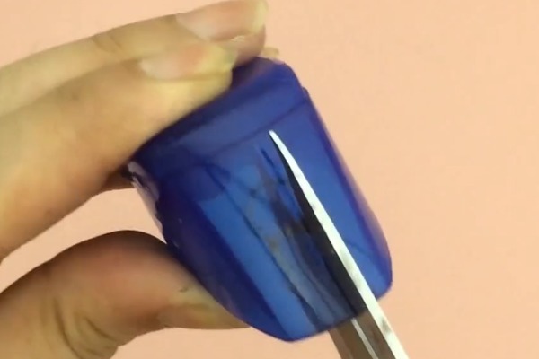 洗发水|洗发水瓶的盖子不要扔,剪几刀放到卫生间,全家人都要抢着用!