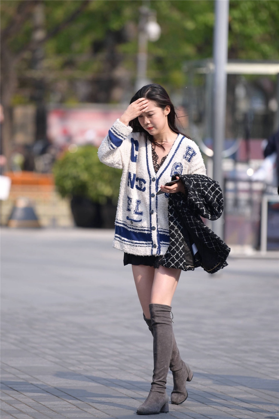 匀称|深灰色的过膝长靴,身材匀称的姑娘穿搭显瘦,绽放时尚魅力