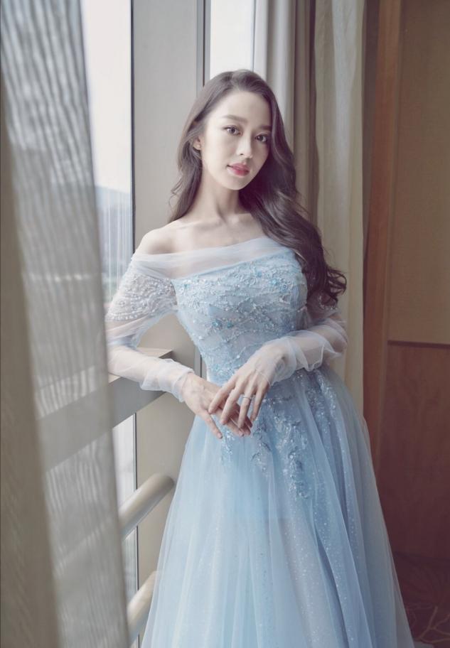 吉娜|吉娜孕晚期还坚持化大浓妆,红唇画太过显嘴大,超大眼袋遮不住