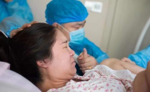 女儿|宝妈深夜生二胎，大女儿独自在产房外等候，护士询问原因后泪目