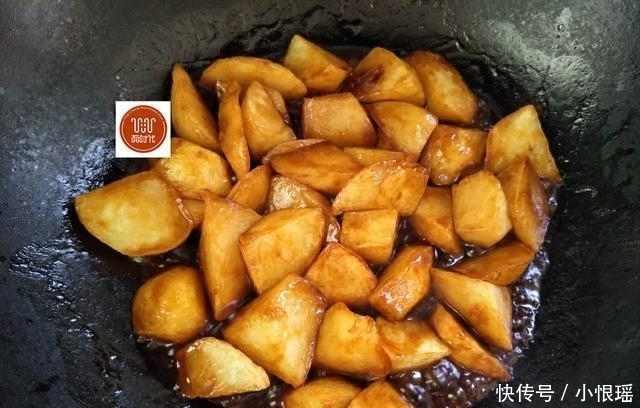 美味|土豆新吃法,这么做简单又美味,比肉都好吃,做一盘,上桌就光盘