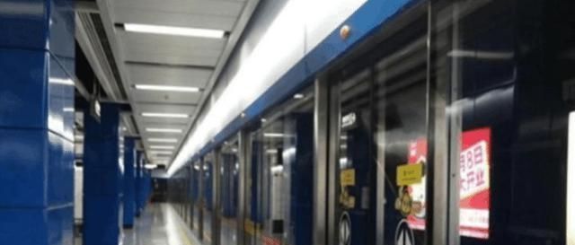 妈妈|男童睡在妈妈脚下,妈妈却悠闲玩手机,看到孩子手,乘客果断报警