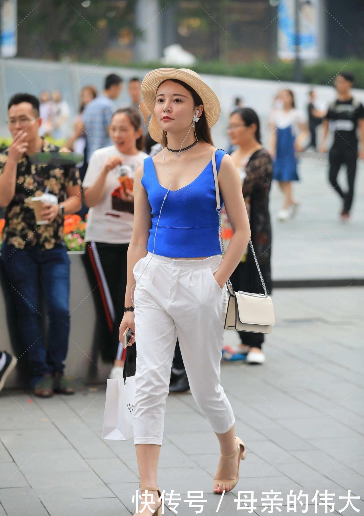 小姐姐|蓝色搭白色又美又仙，显独特气质的清新时尚，穿搭示范分享给你