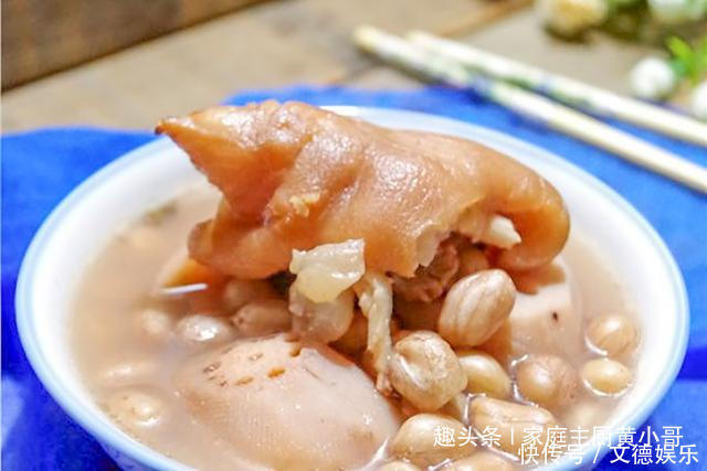 炖猪蹄时,不可直接放盐,多加一味料,猪肉软烂香味入骨