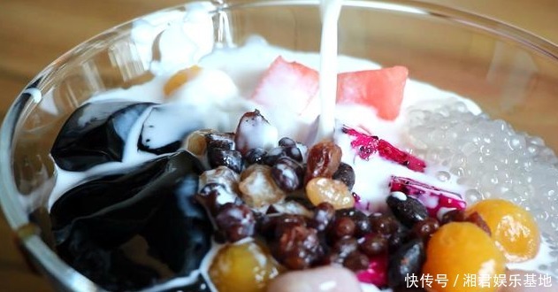 倒入|甜品店仙草水果捞的秘制配方,做法简单,清热降暑,成本才几块钱