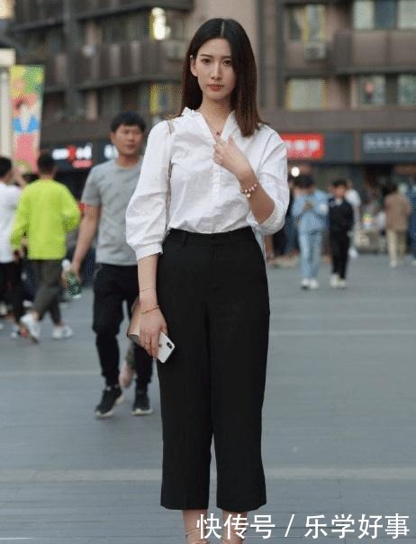 黑白|美女经典的黑白搭配,加上这凉鞋,看起来简单又美丽!