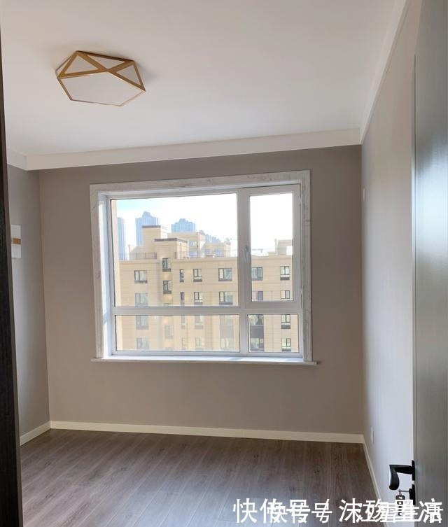 轻奢风|装修轻奢风,保洁做完很漂亮,全屋贴墙布,硬包做电视墙很喜欢!