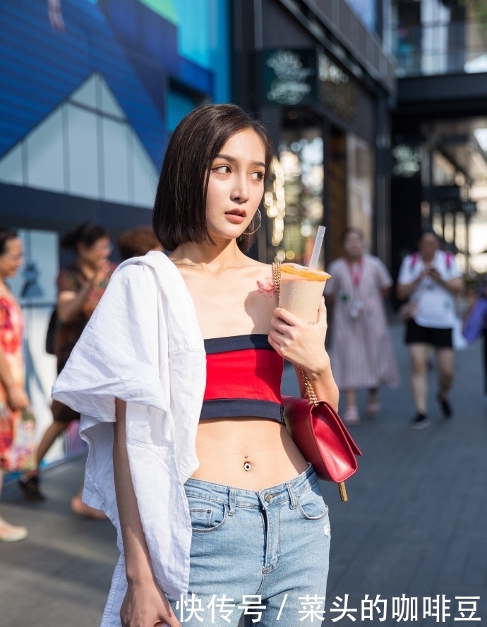 穿搭:美女上面穿一件抹胸背心搭配一条牛仔裤,活力又有个性!