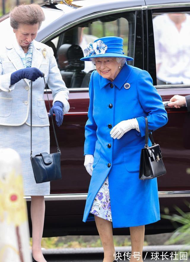 薄荷绿|95岁英女王闪耀亮相!粉色大衣配百褶花裙真美,老太太穿得太嫩啦