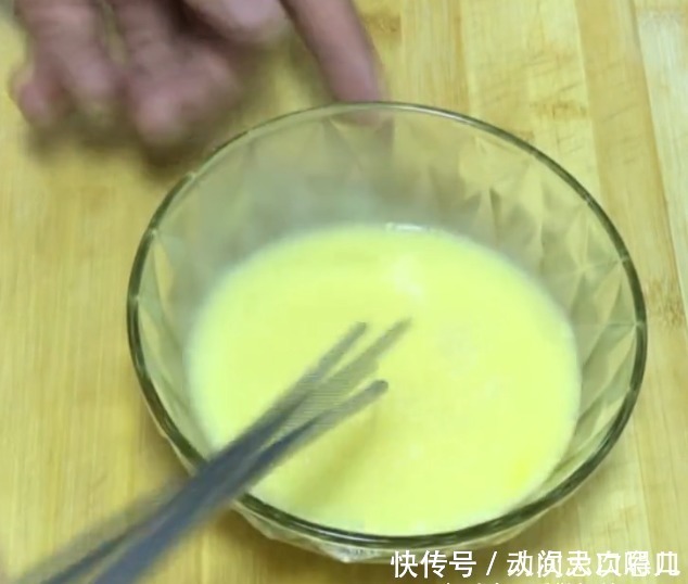 最简单家常的西红柿鸡蛋汤,加上这个小窍门,使汤更鲜味更美