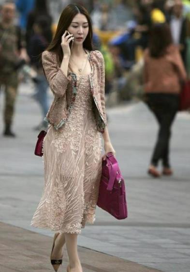 街拍：眉清目秀的小姐姐，一件时尚的连衣裙，展现成熟女人魅力