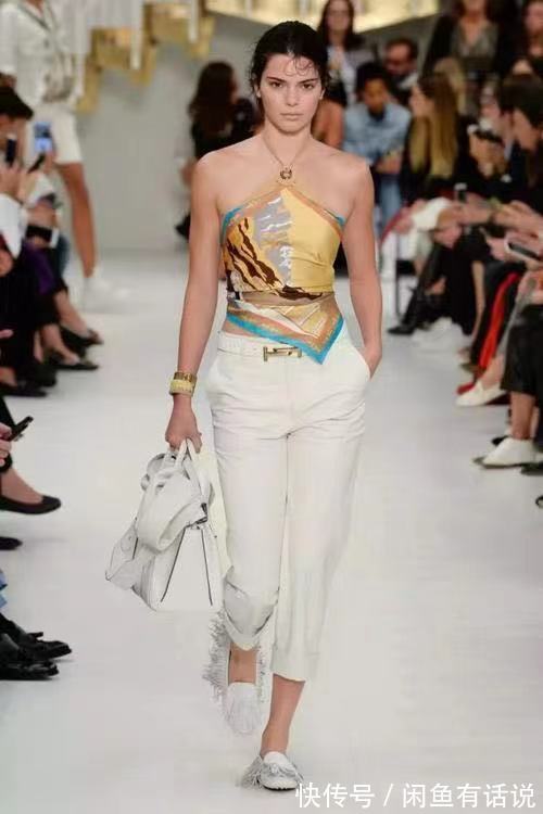 简约感|中国大妈挥舞的丝巾,被时髦精裹身上当衣服穿,完全不一样的味道