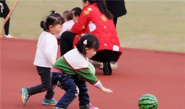 发育|为什么孩子总是比同龄人矮？不一定是发育晚，对比身高标准表看看