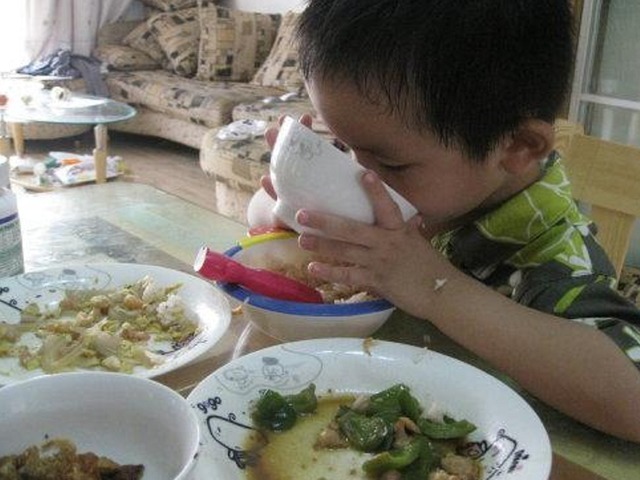 孩子|有一种“耍赖”叫三胞胎兄妹,说好一起长大,妹妹却成大姐大