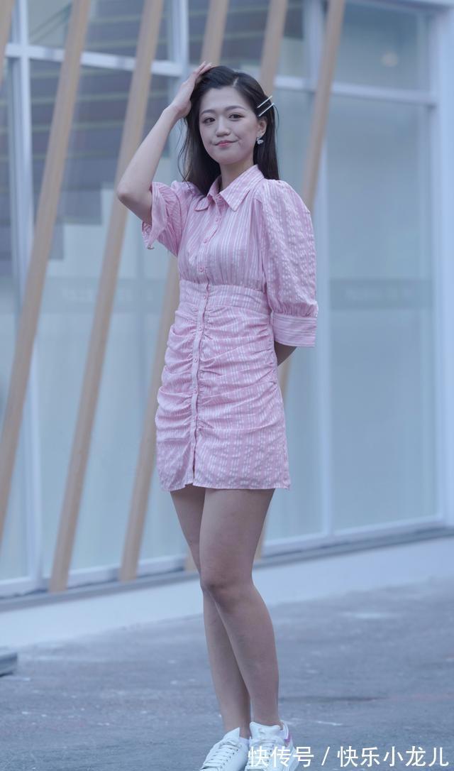 搭配 粉色的衬衫裙搭配,展现出了千面优雅的美