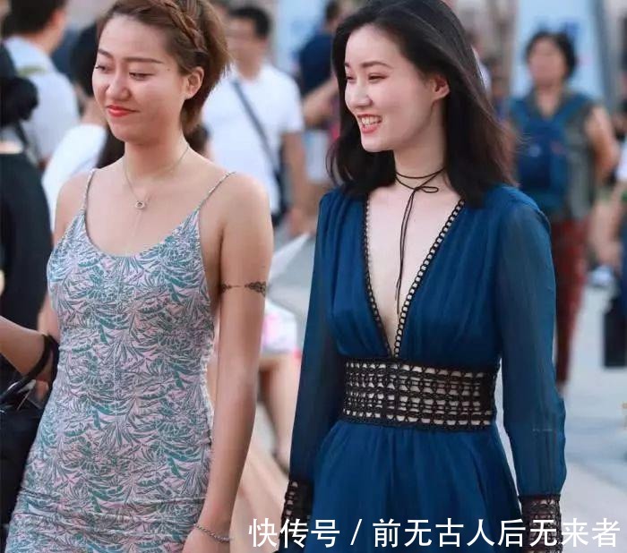 街拍|街拍想说句实话,右边小姐姐更好看