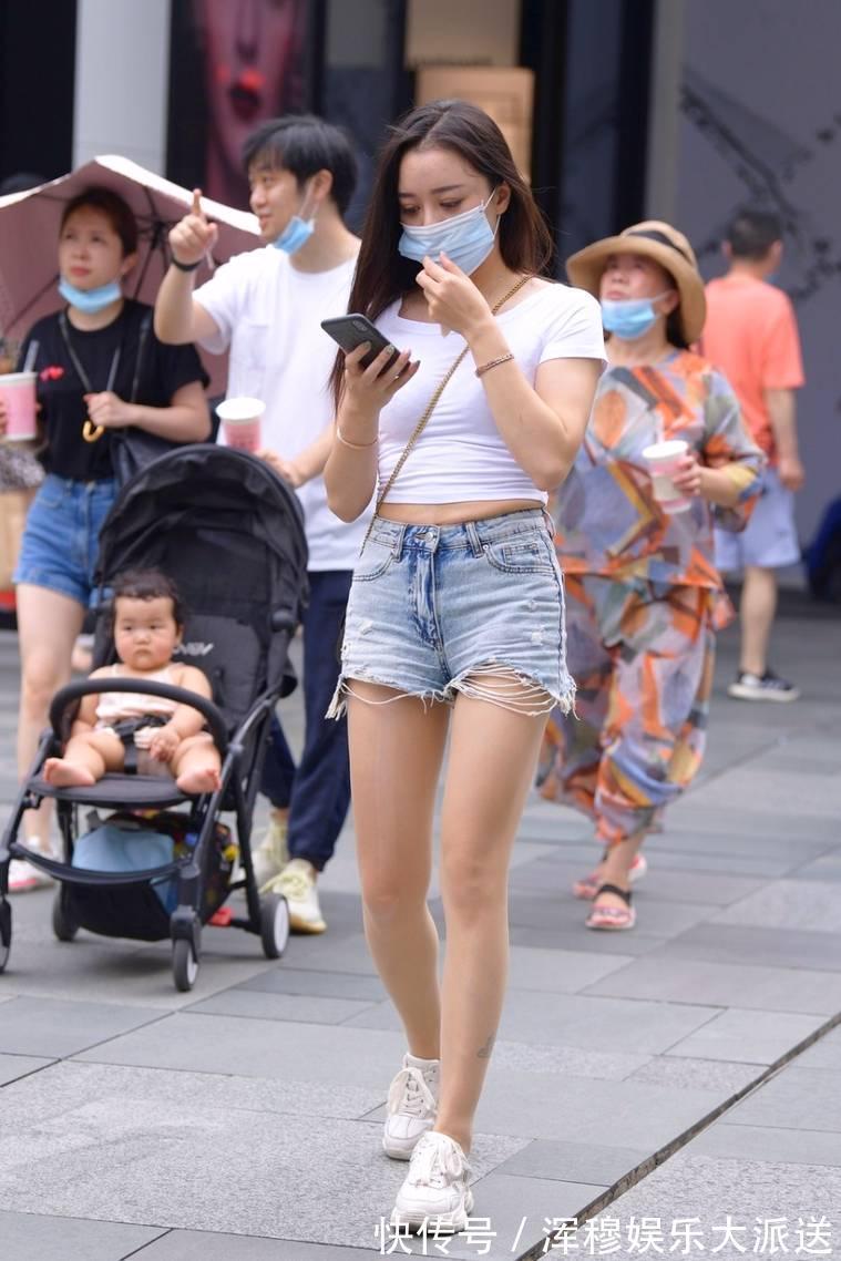 身材 紧致牛仔裤搭配高跟鞋,看起来更显身材苗条,凸出小姐姐的大长腿