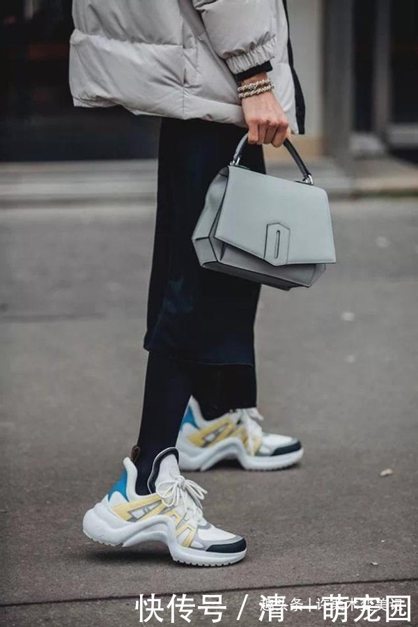 平底鞋|女人过了50岁，建议少穿高跟鞋多穿这3种鞋，时髦舒适还百搭