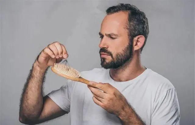 男性衰老时,晨起后一般会有5“怪像”,假如没有,恭喜还年轻