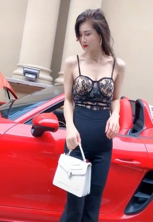 蕾丝吊带搭配黑色长裤,也能如此性感迷人