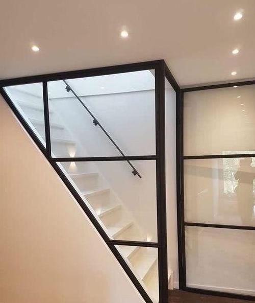 通透感|老师傅把玻璃门装到楼梯，业主一看很不高兴！入住后发现好处太多
