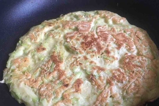 70岁奶奶的鸡蛋饼秘方,3分钟学会,营养美味,再也不光顾路边摊