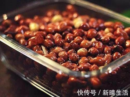 炸花生米，出锅直接撒盐是绝对的错误，多加1步，酥脆不返潮，香