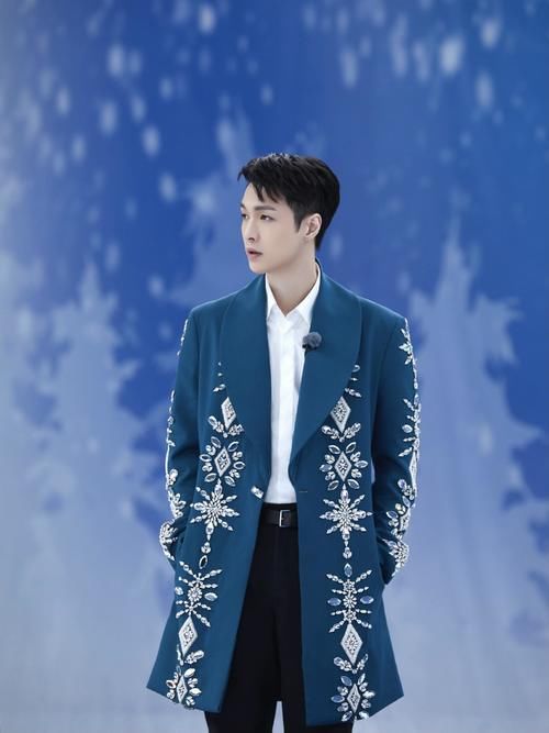 彭昱畅|取代彭昱畅?成《向往的生活》常驻嘉宾,穿军大衣现身